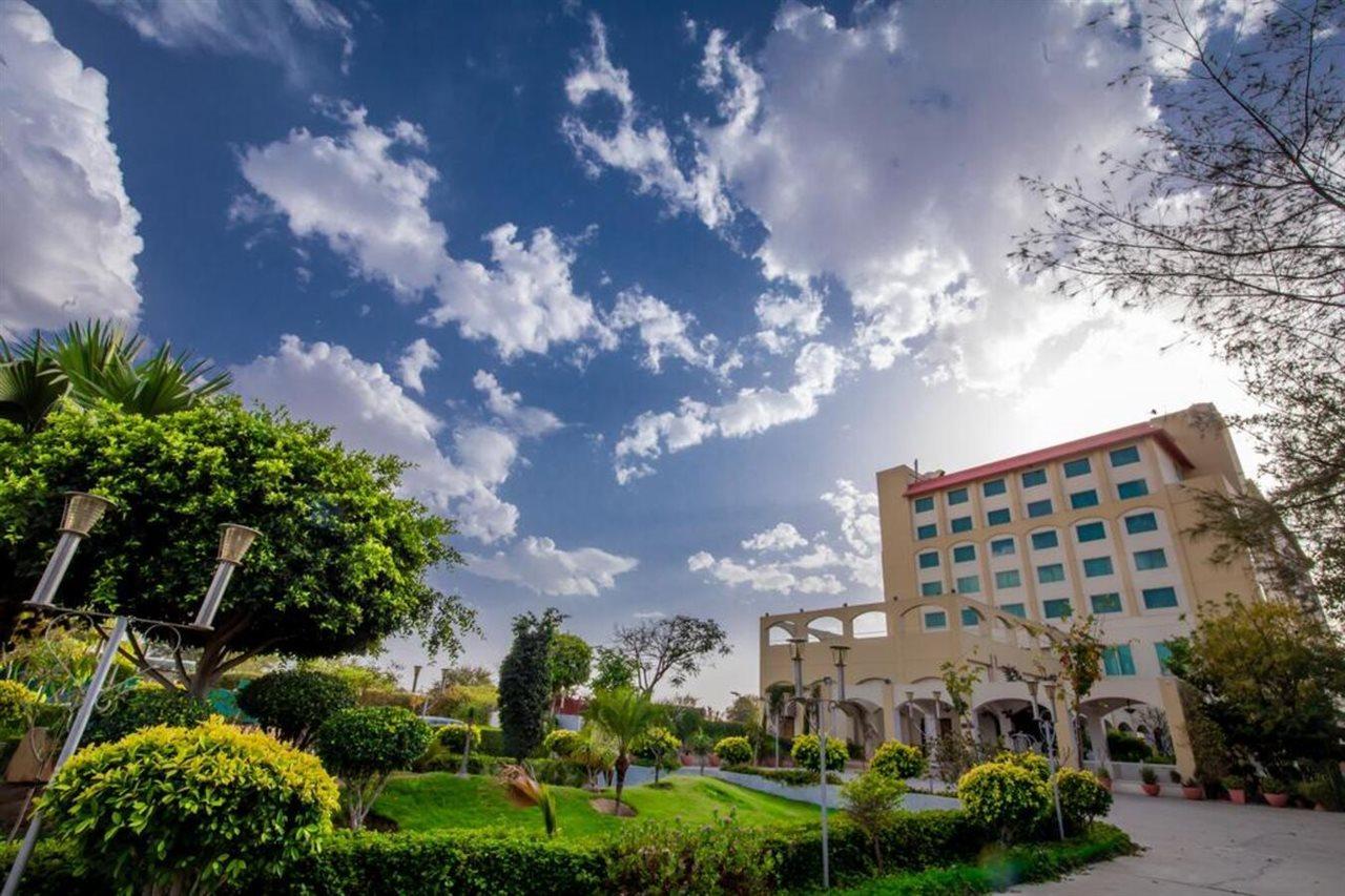 Ramada By Wyndham Jaipur Jaisinghpura Hotel Eksteriør billede