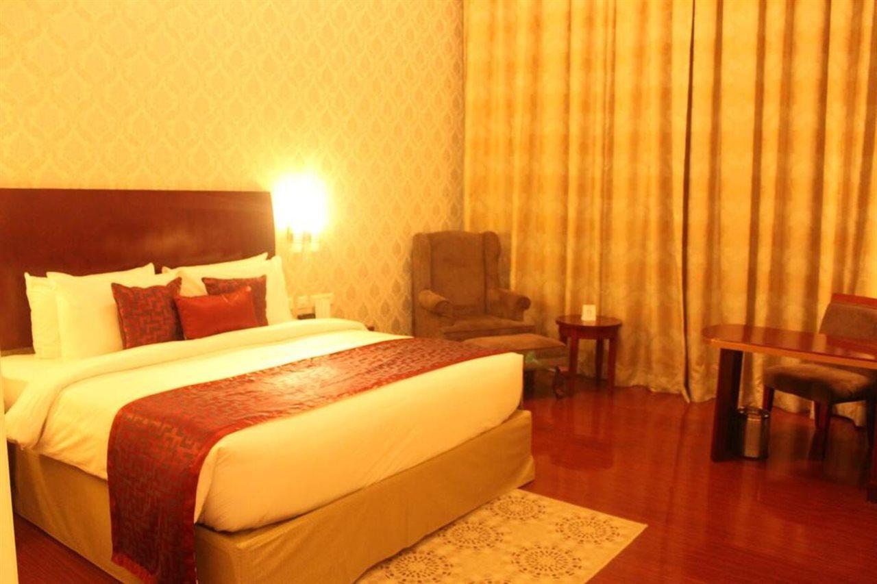 Ramada By Wyndham Jaipur Jaisinghpura Hotel Eksteriør billede