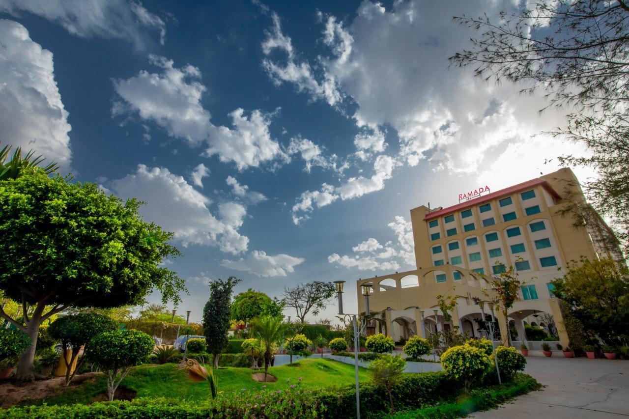 Ramada By Wyndham Jaipur Jaisinghpura Hotel Eksteriør billede