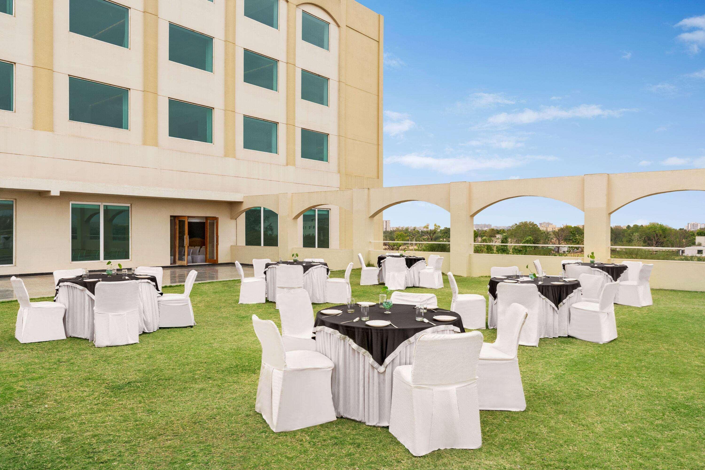 Ramada By Wyndham Jaipur Jaisinghpura Hotel Eksteriør billede